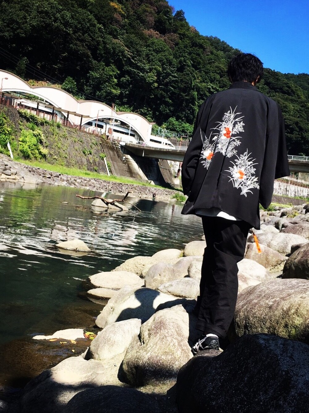 「羽織り、ワイドパンツ、used、黒、黒コーデ」｜「no brandのアイテム（その他アウター、ブラック系）」を使った、まさき。さん（メンズ・175cm）の秋コーディネートの1枚目の写真