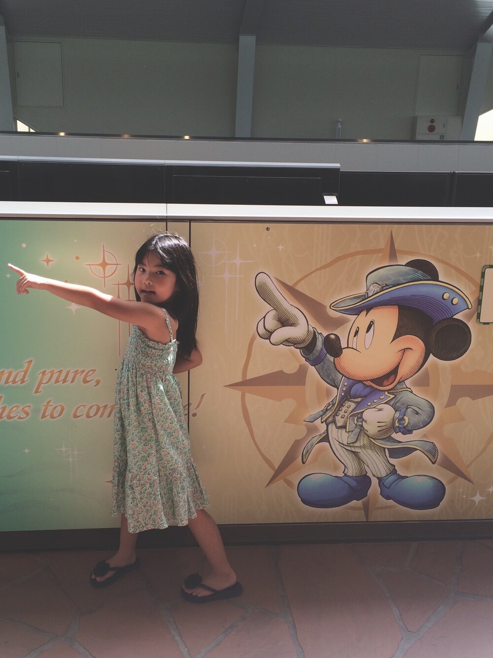 「ディズニーランド」｜「GAPのアイテム（ワンピース、グリーン系）」を使った、リアナナミさん（キッズ・137cm）の春コーディネートの1枚目の写真