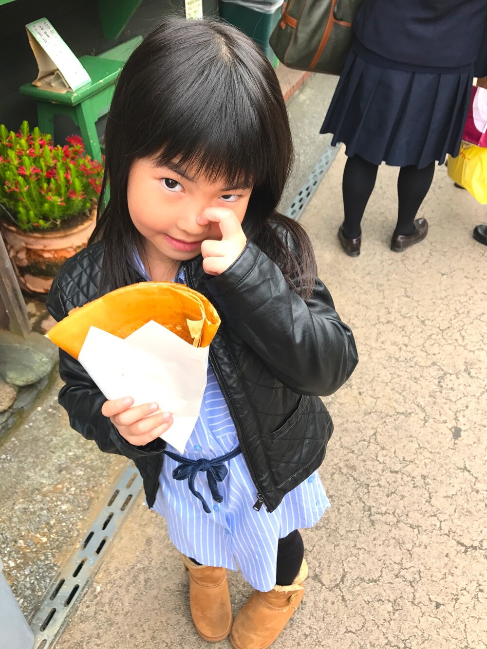 「鎌倉」｜「ZARAのアイテム（ノーカラージャケット、ブラック系）」を使った、リアナナミさん（キッズ・137cm）の春コーディネートの1枚目の写真