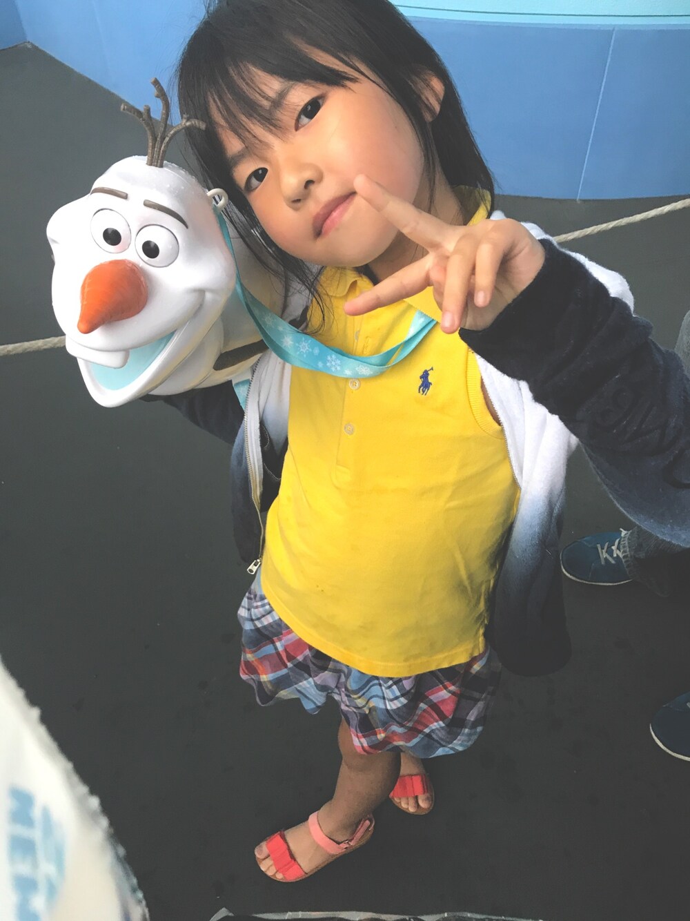 「ディズニーコーデ、オラフ」｜「POLO RALPH LAUREN CHILDRENSWEARのアイテム（ポロシャツ、イエロー系）」を使った、リアナナミさん（キッズ・137cm）の春コーディネートの1枚目の写真