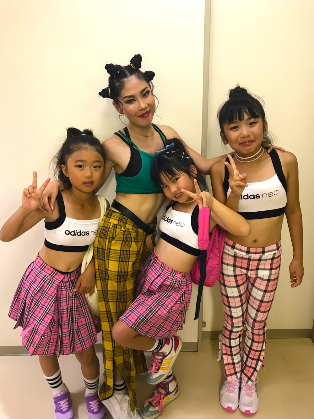 「おそろいコーデ、ダンスコーデ、夏祭り」｜「adidas NEO Labelのアイテム（ブラジャー、ホワイト系）」を使った、リアナナミさん（キッズ・137cm）の春コーディネートの1枚目の写真