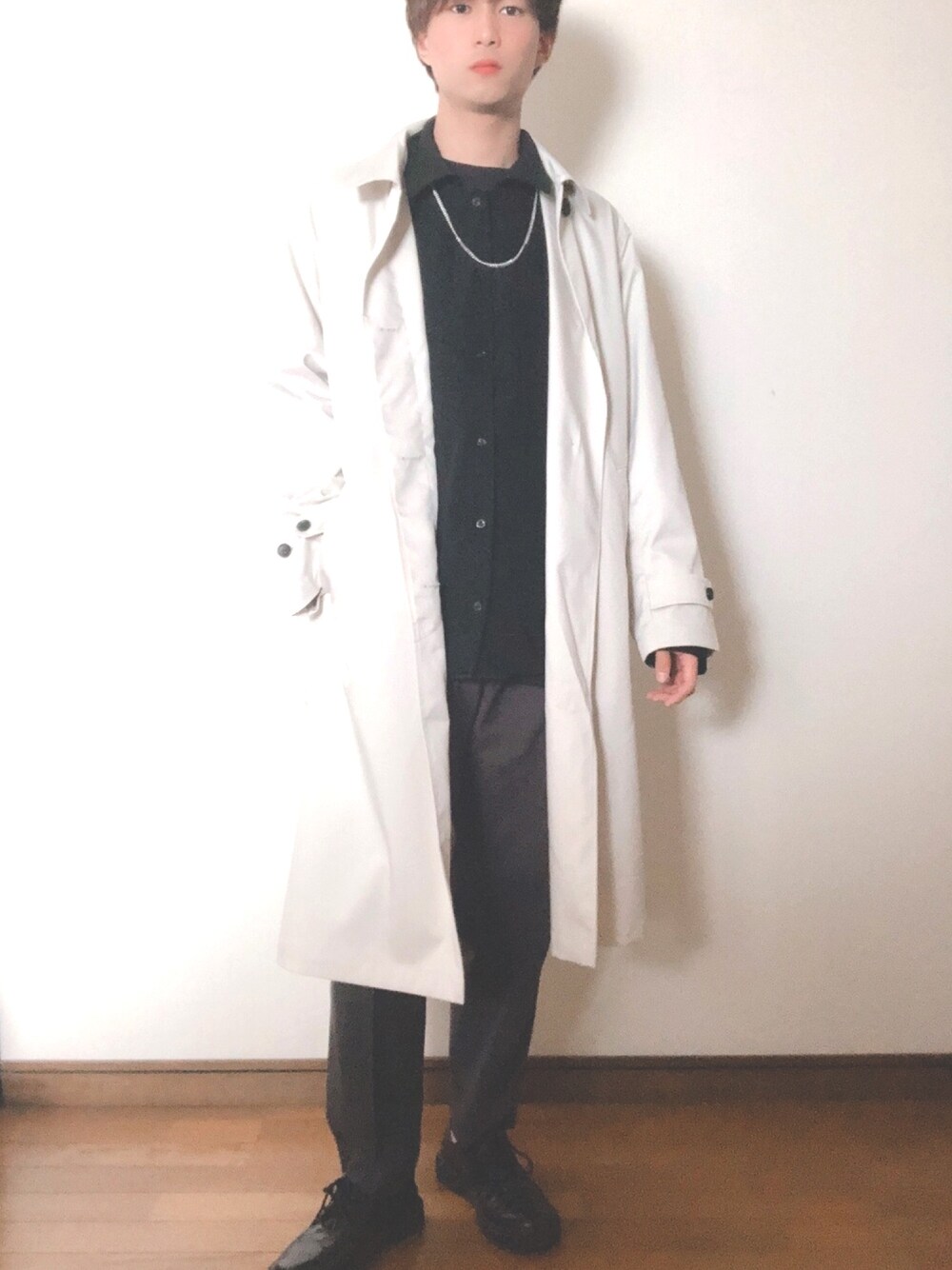 「私の推しブランド、adrer、melt.、シンプルコーデ、おしゃれさんと繋がりたい、春コーデ、白、モノトーン、シャツスタイル、いいね、save、フォローお願いします🤑」｜「ADRERのオーバースプリングステンカラーコート（ステンカラーコート、ベージュ系）」を使った、ともさん（メンズ・172cm）の冬コーディネートの1枚目の写真