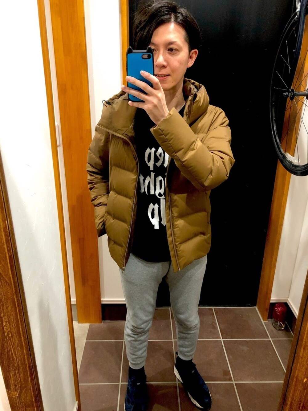 「カジュアル、おしゃれさんと繋がりたい、冬コーデ、ブラウン、おでかけ、買い物、おじさん、にっこり、スニーカーコーデ」｜「LOUNGE LIZARDの“STEP RIGHT UP” PULLOVER : 32/2 COTTON×INTERSIA プルオーバー “STEP RIGHT UP”（ニット/セーター、ブラック系）」を使った、まな。さん（メンズ・171cm）の冬コーディネートの1枚目の写真
