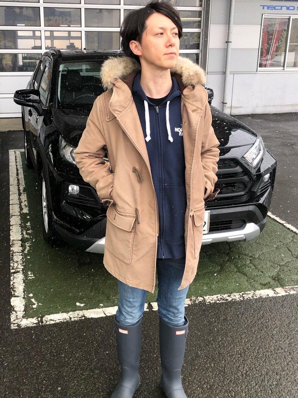 「車、おしゃれさんと繋がりたい、おじさん、洗車、雪の日コーデ、雪国、愛車、ハンター、ノースフェイス、パーカー」｜「ABAHOUSEのアイテム（モッズコート、ベージュ系）」を使った、まな。さん（メンズ・171cm）の冬コーディネートの1枚目の写真