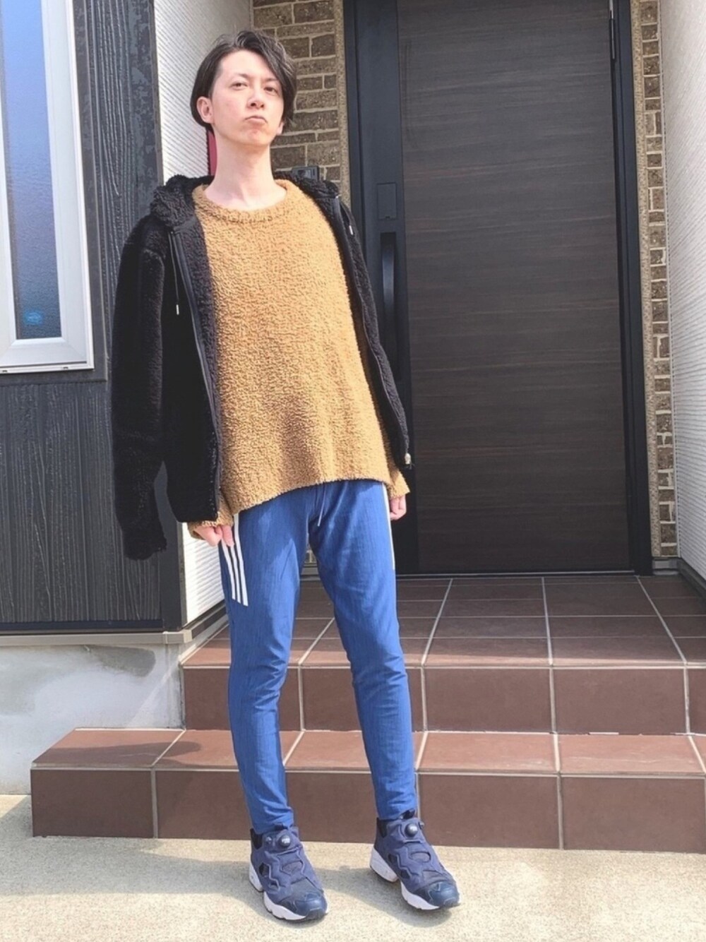 「おしゃれさんと繋がりたい、ポンプフューリー、リーボック(Reebok)、もこもこ、モコモコアウター、スニーカー、オトナカジュアル、スポーツミックス、GU、ナイキ」｜「GUのアイテム（ニット/セーター、オレンジ系）」を使った、まな。さん（メンズ・171cm）の春コーディネートの1枚目の写真