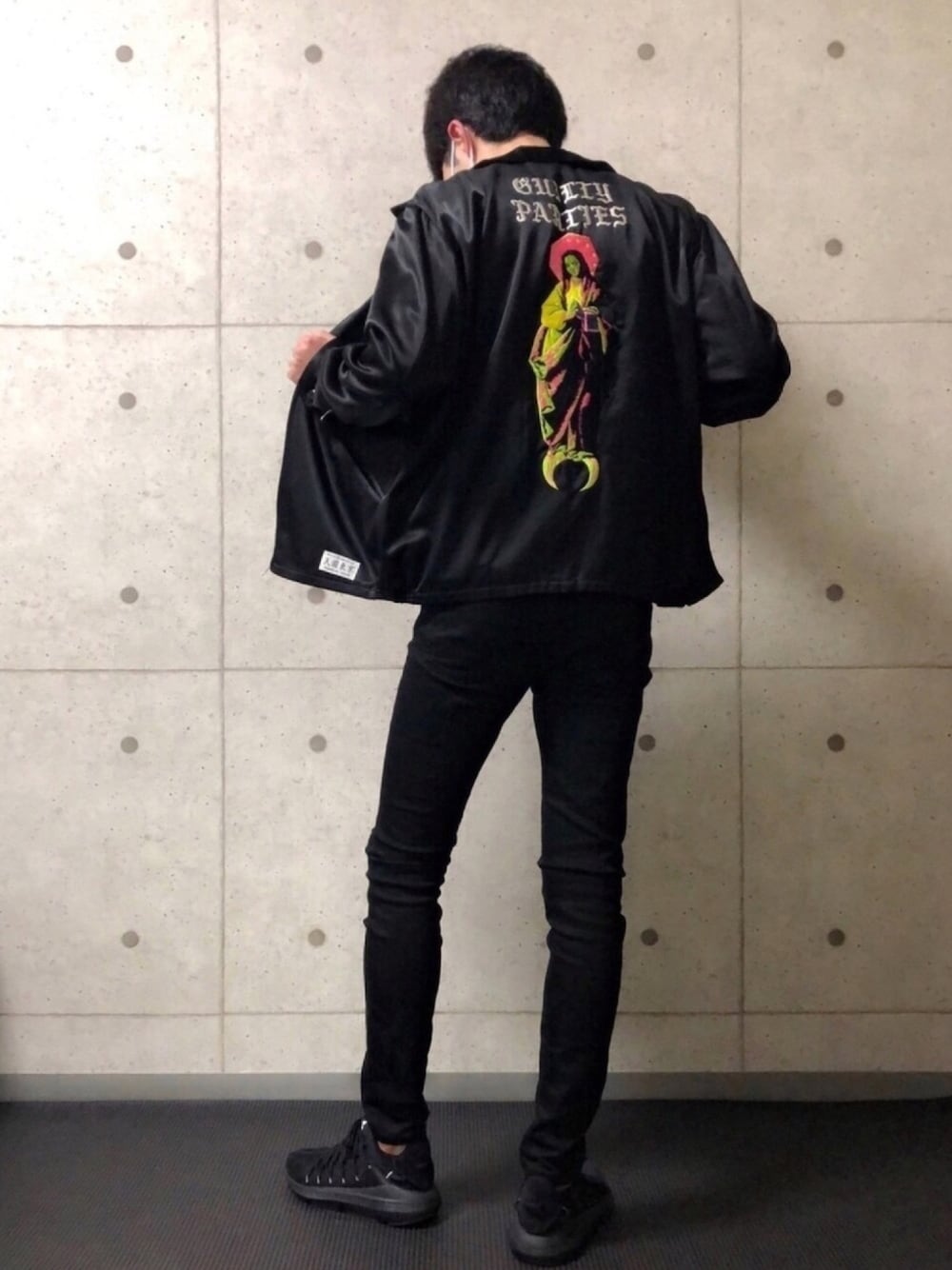 「ベトジャン、WACKO MARIA 、オールブラック、黒、黒スキニー、レディース男子、お洒落さんとつながりたい、おうちでファッションショー、ストリート、相互フォロー」｜「UNIQLOのウルトラストレッチジーンズ（デニムパンツ、ブラック系）」を使った、youさん（メンズ・172cm）の夏コーディネートの1枚目の写真
