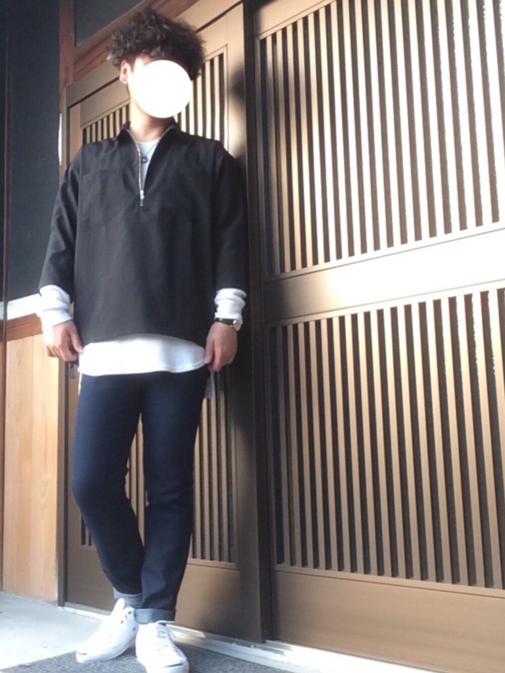 ブルー系のデニムパンツ、ホワイト系のスニーカー、ホワイト系のTシャツ/カットソーを着用したメンズの秋コーディネートの1枚目の写真