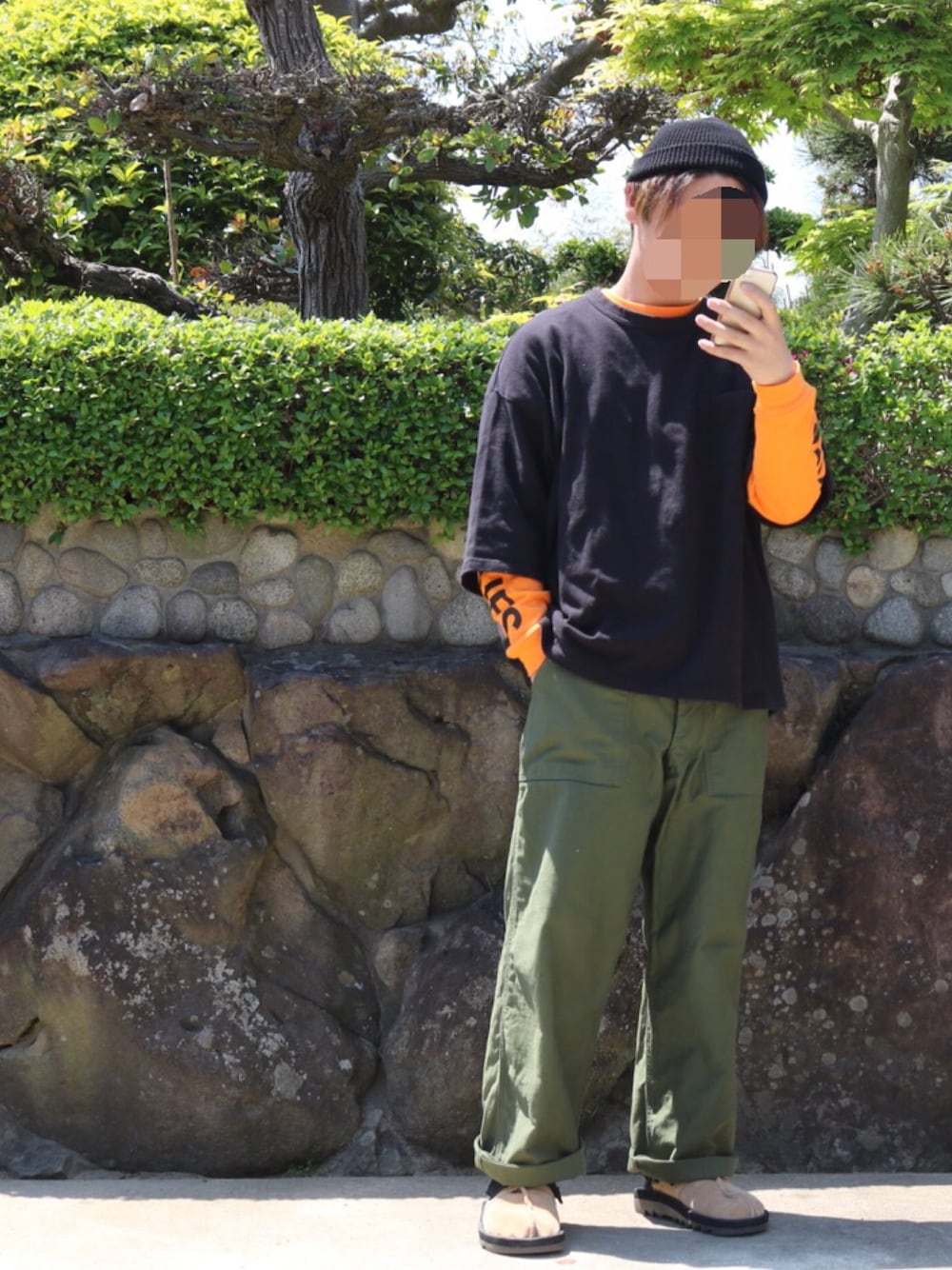 「春コーデ、スケータースタイル、ワイドパンツ、軍パン、古着、デッドストック、reebok」｜「Dickiesの【Dickies】袖プリントロングTシャツ（Tシャツ/カットソー、オレンジ系）」を使った、てつさん（メンズ・164cm）の春コーディネートの1枚目の写真