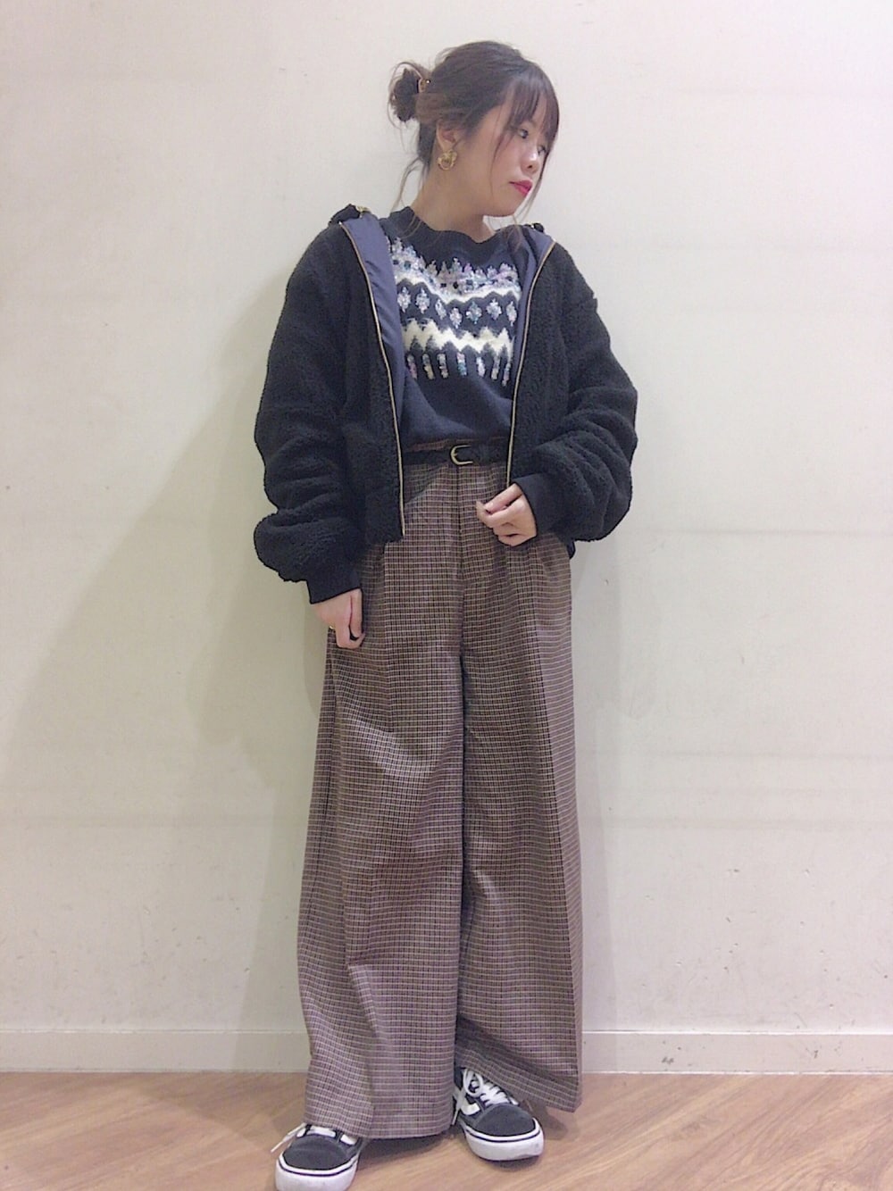 ブルー系のニット/セーター、ブラウン系のその他パンツ、ブラック系のブルゾンを着用したレディースの冬コーディネートの1枚目の写真