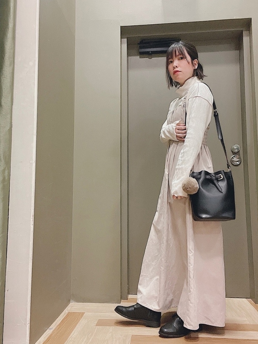 「大人かわいい、フェミニン、ワンピース、キャミワンピ、冬コーデ、ELENCARE DUE、cachecache、Green Parks、低身長、ハイネック」｜「ELENCARE DUEの・ELENCARE DUE ピーチタックキャミワンピース＊（ワンピース、ベージュ系）」を使った、めのさん（レディース・152cm）の冬コーディネートの1枚目の写真