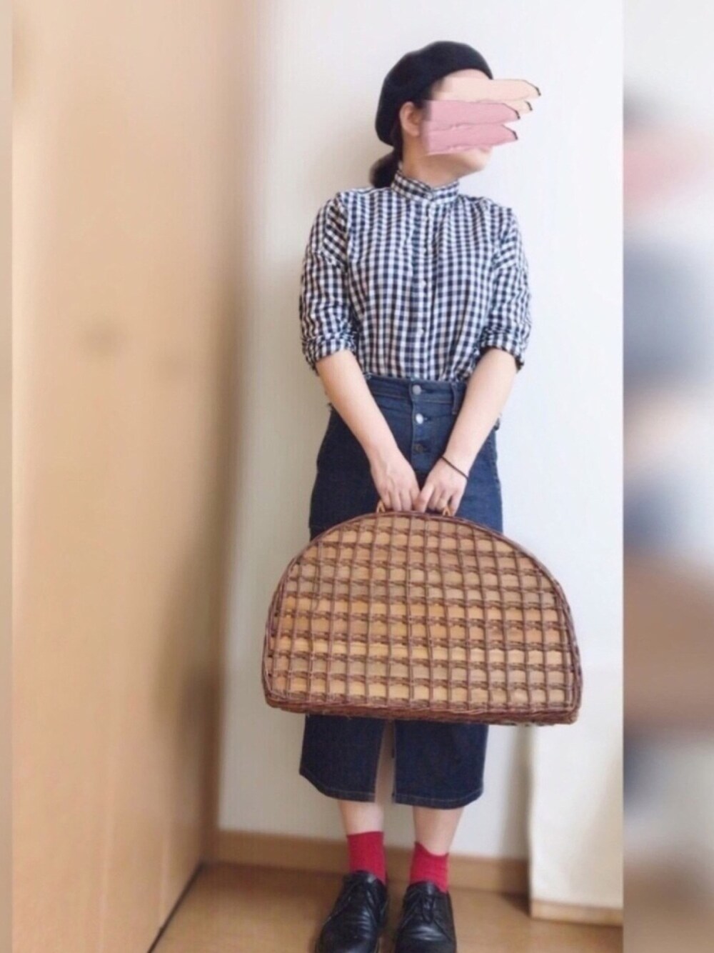 「着回しコーデ、ギンガムチェック×デニム、タイトデニムスカート、春夏コーデ、ベレー帽、Dr.Martens、おしゃれさんと繋がりたい、オトナカジュアル、赤い靴下、トランクバッグ」｜「AMERICAN HOLICのアイテム（シャツ/ブラウス、ブルー系）」を使った、𝕂𝕒𝕋（きゃっと）さん（レディース・150cm）の夏コーディネートの1枚目の写真