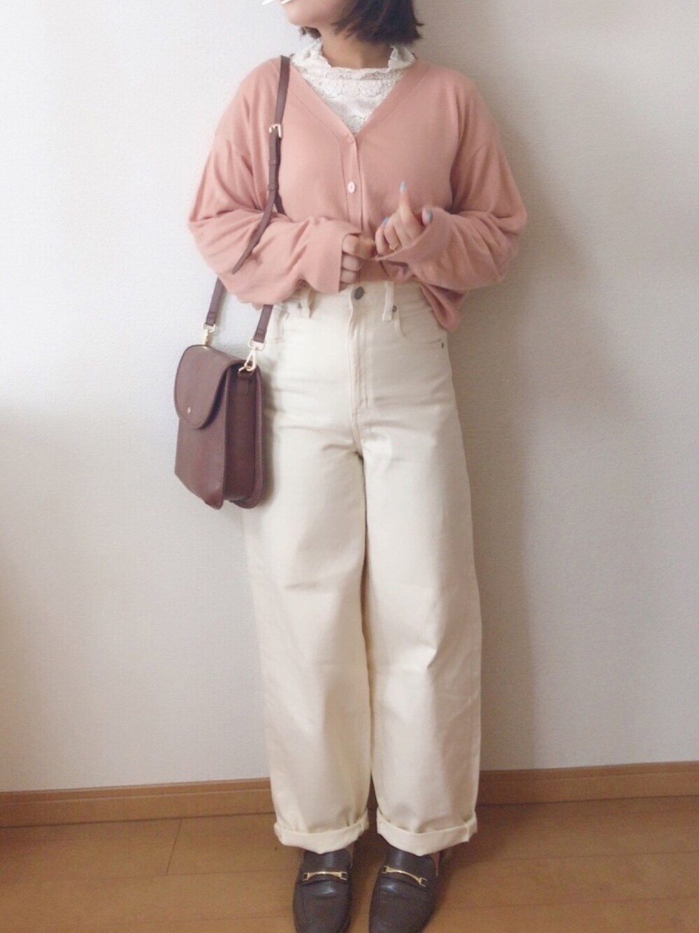 「GU、オトナカジュアル、ママコーデ、おしゃれさんと繋がりたい、着回しコーデ、ブラウン×ピンク、ラブアンドピース2020、シンプルコーデ、萌え袖、オーバーサイズ」｜「GUのアイテム（パンツ、ホワイト系）」を使った、𝕂𝕒𝕋（きゃっと）さん（レディース・150cm）の秋コーディネートの1枚目の写真