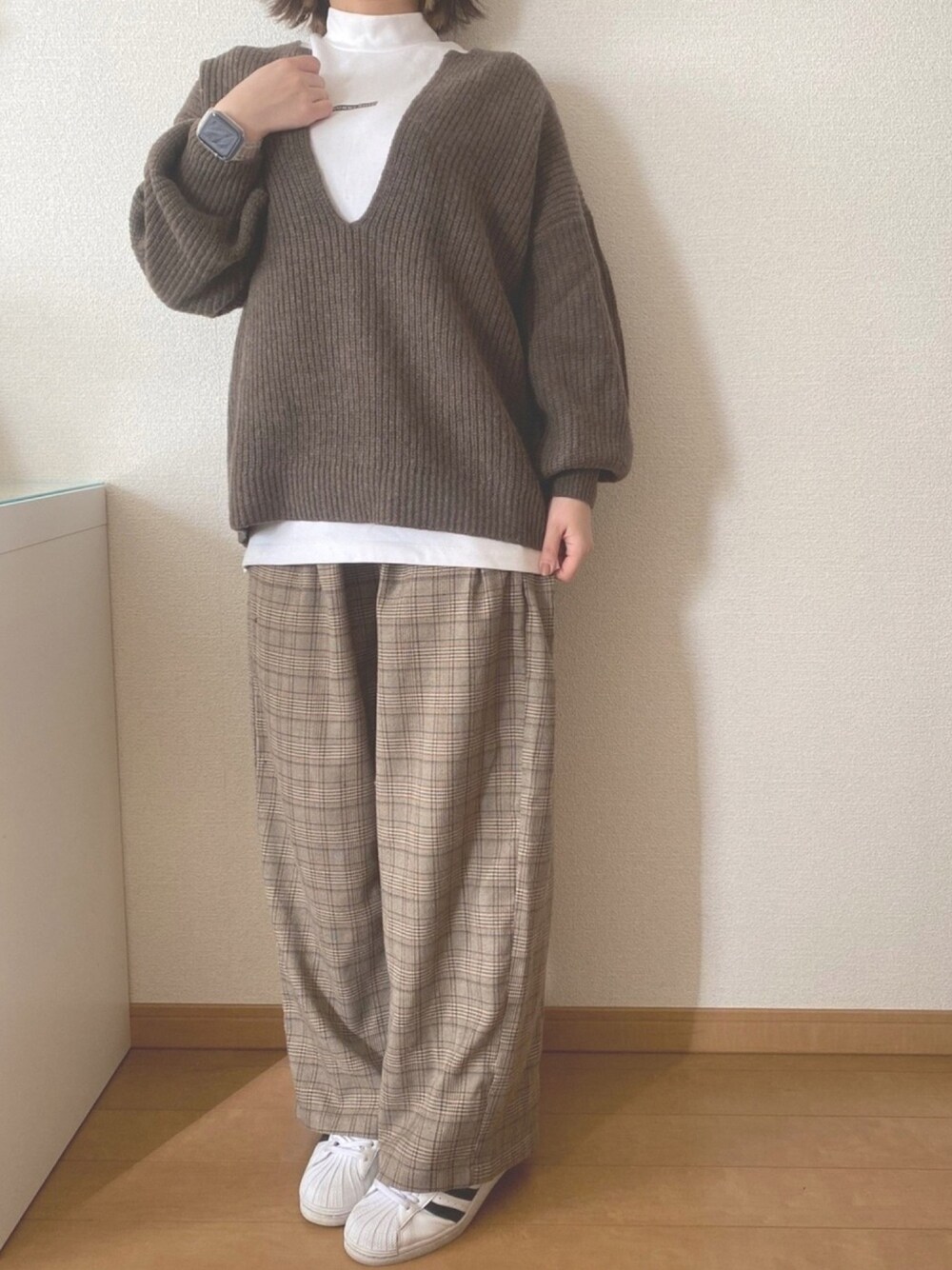 「ゆるコーデ、ママコーデ、着回しコーデ、ざっくりニット、チェックパンツ、おきにいりアイテム、ママファッション、着まわしコーデ」｜「CIAOPANIC TYPYのラムナイロンキーネックボリュームニット/深Vネック（ニット/セーター、ブラウン系）」を使った、𝕂𝕒𝕋（きゃっと）さん（レディース・150cm）の冬コーディネートの1枚目の写真