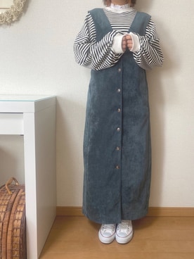 「KBF（ケイビーエフ）のコーデュロイクロスジャンパースカート（ワンピース、ブルー系）」を使った、𝕂𝕒𝕋（きゃっと）さん（レディース・150cm）の春コーディネート