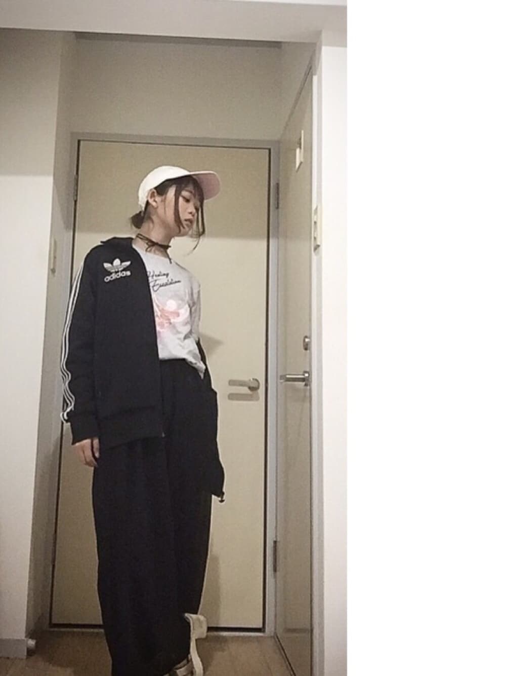 「アディダス、アディダスオリジナルス、セーラームーン、シースルー、厚底サンダル、黒、グレーTシャツ、ストリート、dance、リボンチョーカー」｜「adidas Originalsのアイテム（キャップ、ホワイト系）」を使った、Yjkena/中瀬雪菜さん（レディース・148cm）の夏コーディネートの1枚目の写真