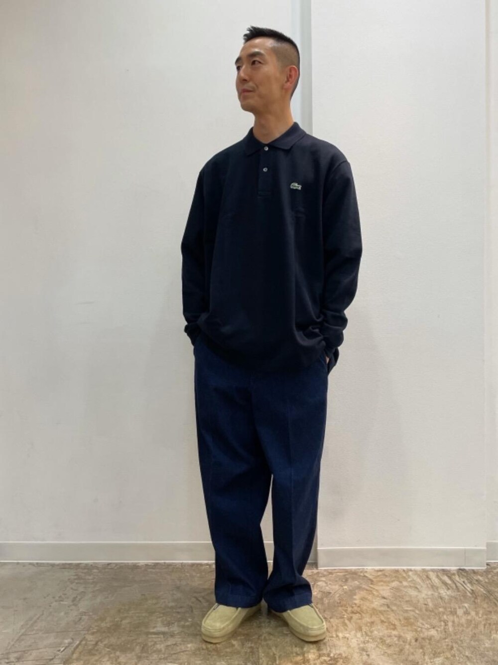 ブルー系のポロシャツ、ベージュ系のモカシン/デッキシューズを着用したメンズの秋コーディネートの1枚目の写真