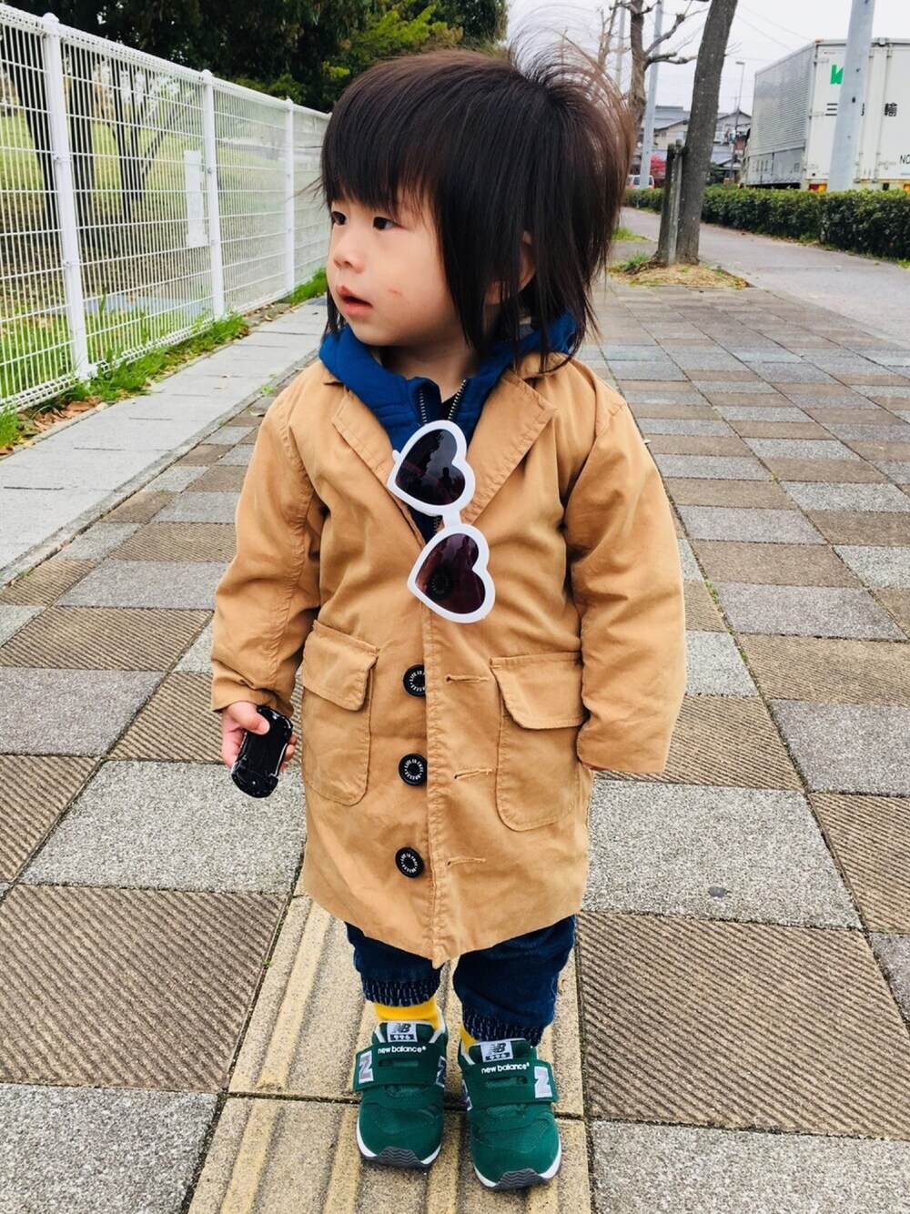「サングラス、ハート、散歩、キッズファッション、おとこのこ、1歳」｜「DAISOのアイテム（サングラス、ホワイト系）」を使った、seeei＊さん（キッズ・80cm）の春コーディネートの1枚目の写真