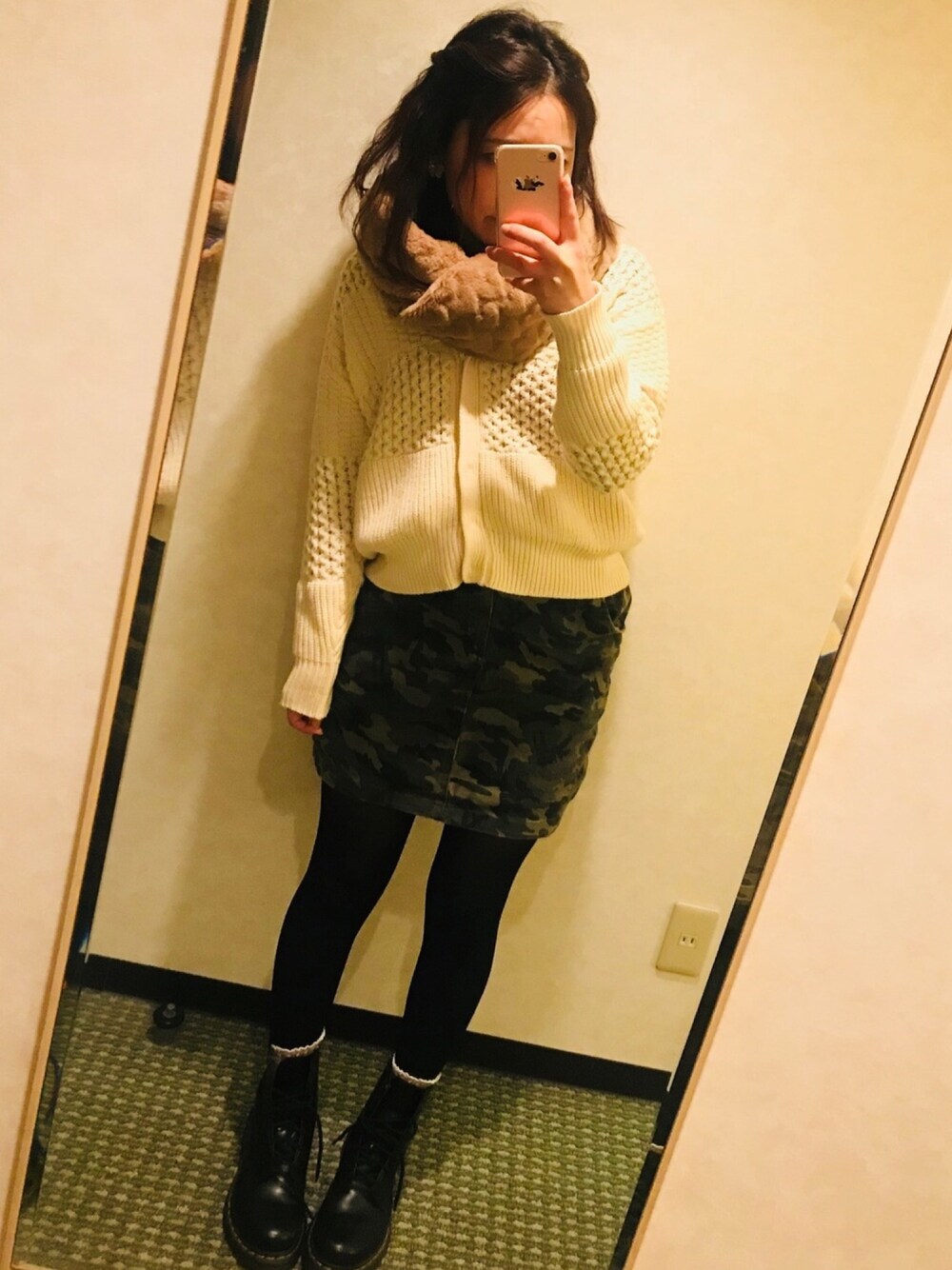 「久しぶりの投稿、カモフラ、白カーディガン、マーチン、カジュアルコーデ」｜「PAGEBOYのアイテム（スカート、その他）」を使った、おなかがたれぱんだ⊿さん（レディース・150cm）の春コーディネートの1枚目の写真