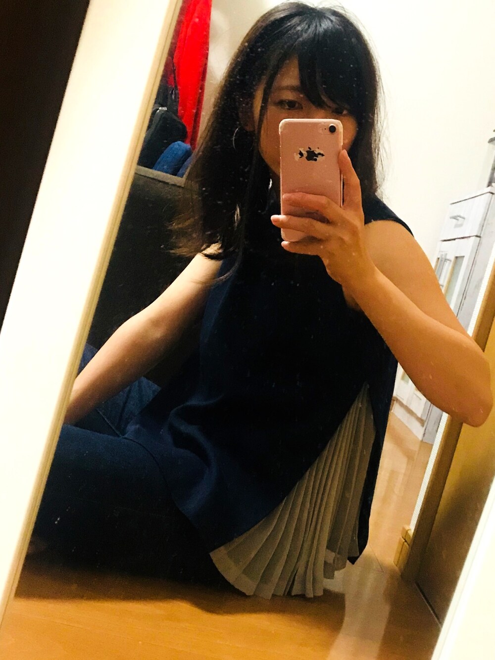 「ノースリーブ、たまにはきれいめに、ミュージカル、休日スタイル、たくましい二の腕」｜「STUDIOUSのSTUDIOUS サイドスリットノースリーブブラウス（シャツ/ブラウス、ブルー系）」を使った、おなかがたれぱんだ⊿さん（レディース・150cm）の夏コーディネートの1枚目の写真