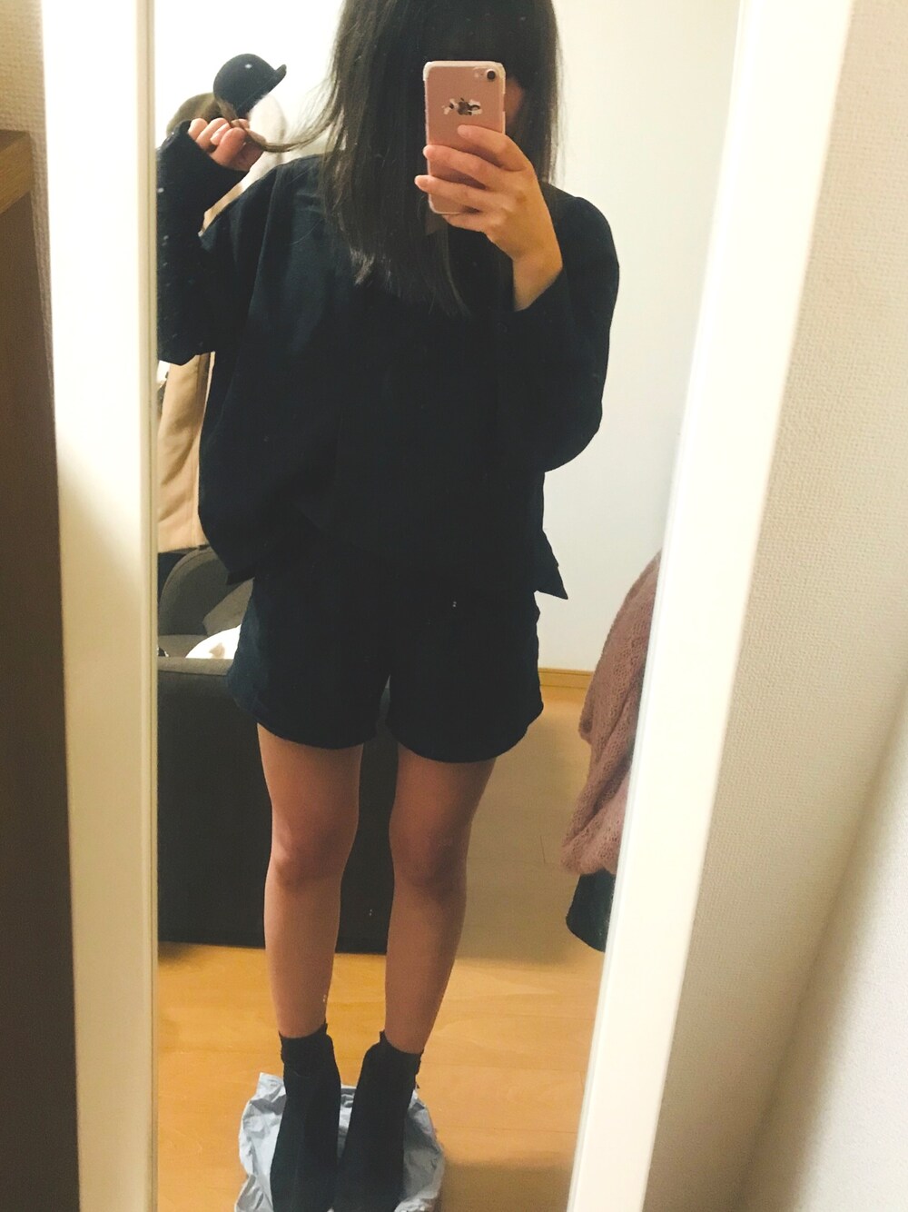 「久しぶりすぎる投稿、忘れた頃にやってくる、オールブラック、休日スタイル、太すぎるもも晒す、髪染めた、ハイライト増えた、2018年ラスト」｜「FOREVER 21のアイテム（パンツ、ブラック系）」を使った、おなかがたれぱんだ⊿さん（レディース・150cm）の冬コーディネートの1枚目の写真