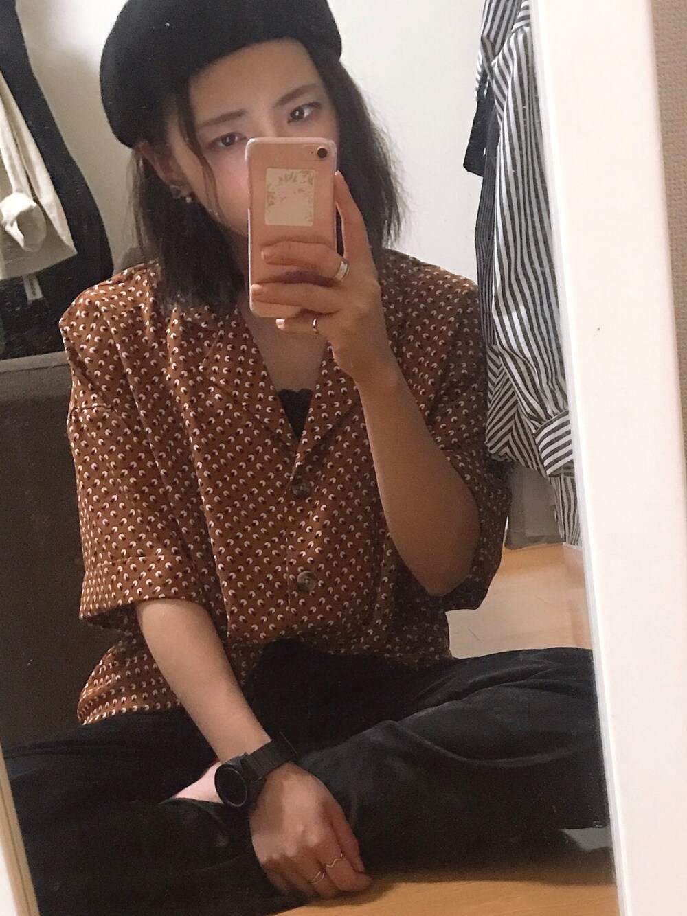 「ゆるコーデ、柄シャツ、ベレー帽」｜「JEANASISのビンテージサテンパンツ/825132（その他パンツ、ブラック系）」を使った、おなかがたれぱんだ⊿さん（レディース・150cm）の夏コーディネートの1枚目の写真