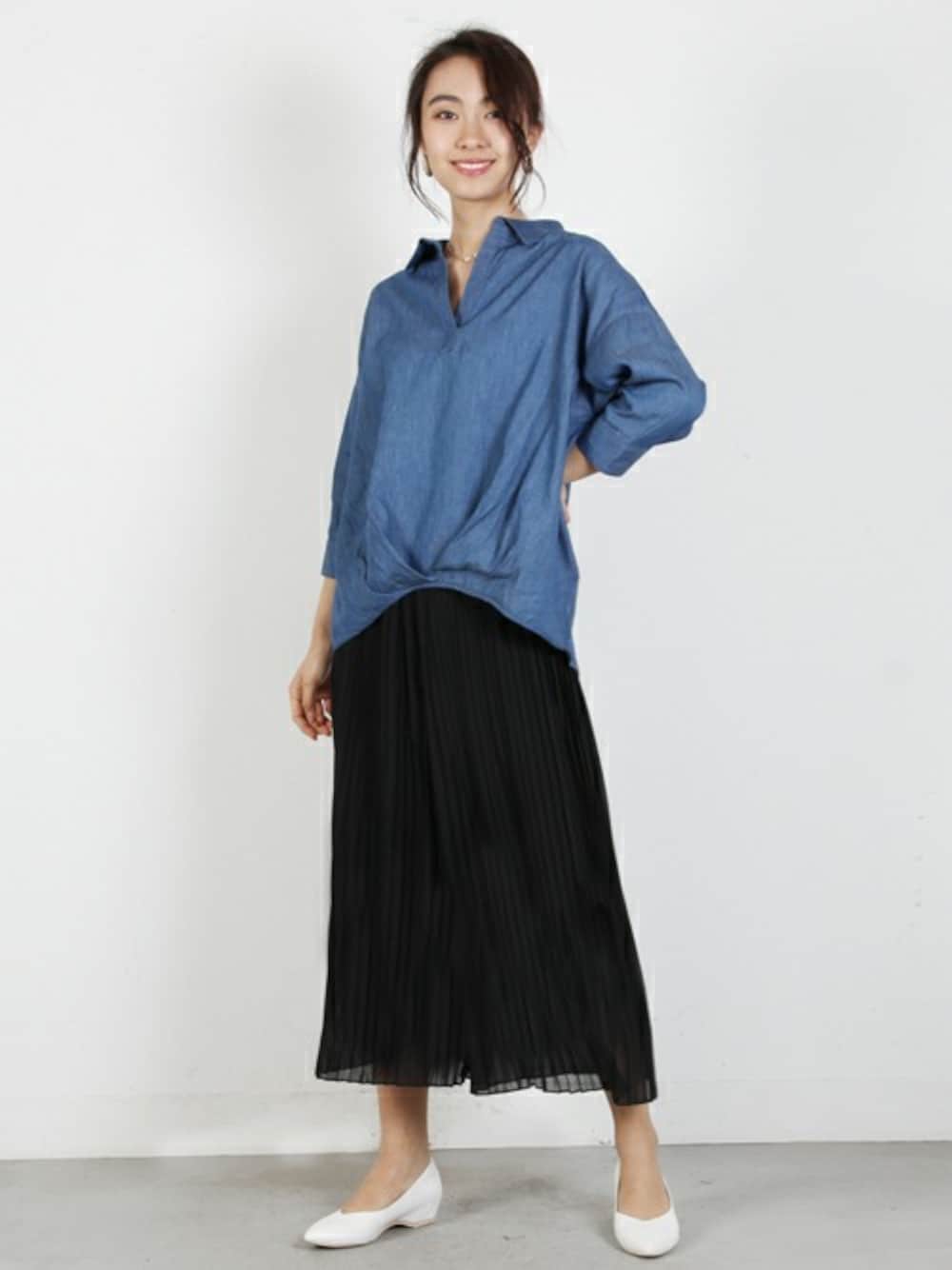 「デニム、ブラウス、シャツ、シャンブレーシャツ、ダンガリーシャツ、ワイドパンツ、プリーツ、スキッパーシャツ、シャツスタイル、スカーチョ」｜「FELLINIの裾タックスキッパーシャツ（シャツ/ブラウス、ブルー系）」を使った、フェリーニさん（レディース・167cm）の春コーディネートの1枚目の写真