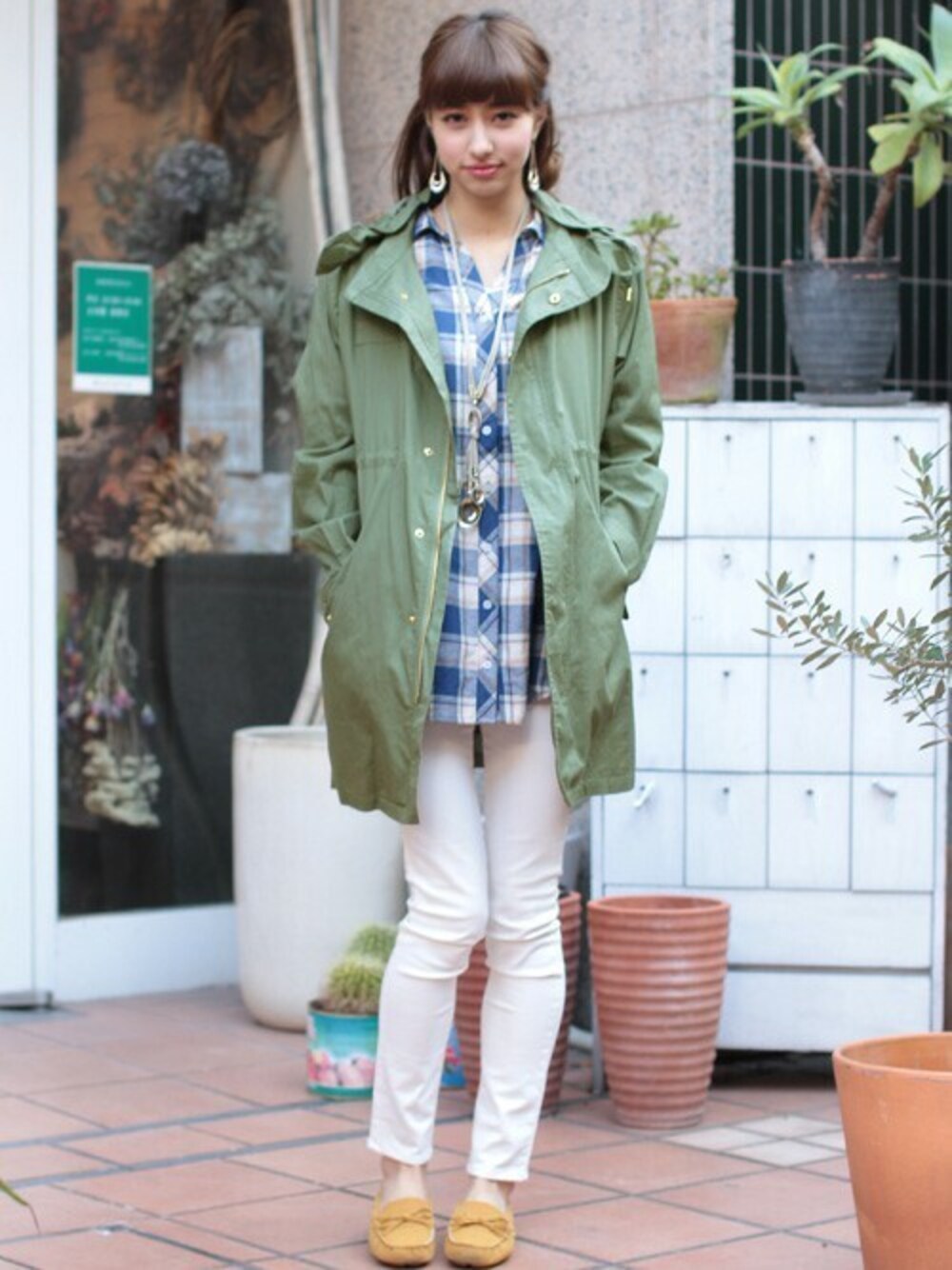 ブルー系のシャツ/ブラウス、グリーン系のモッズコート、ホワイト系のデニムパンツを着用したレディースの秋コーディネートの1枚目の写真