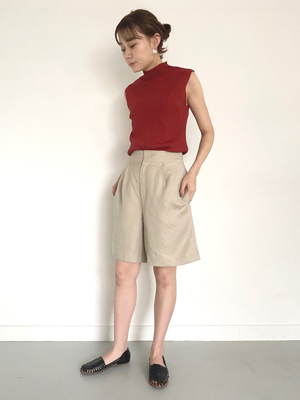 ベージュ系のその他パンツ、レッド系のニット/セーター、ブラック系のサンダルを着用したレディースの夏コーディネートの1枚目の写真