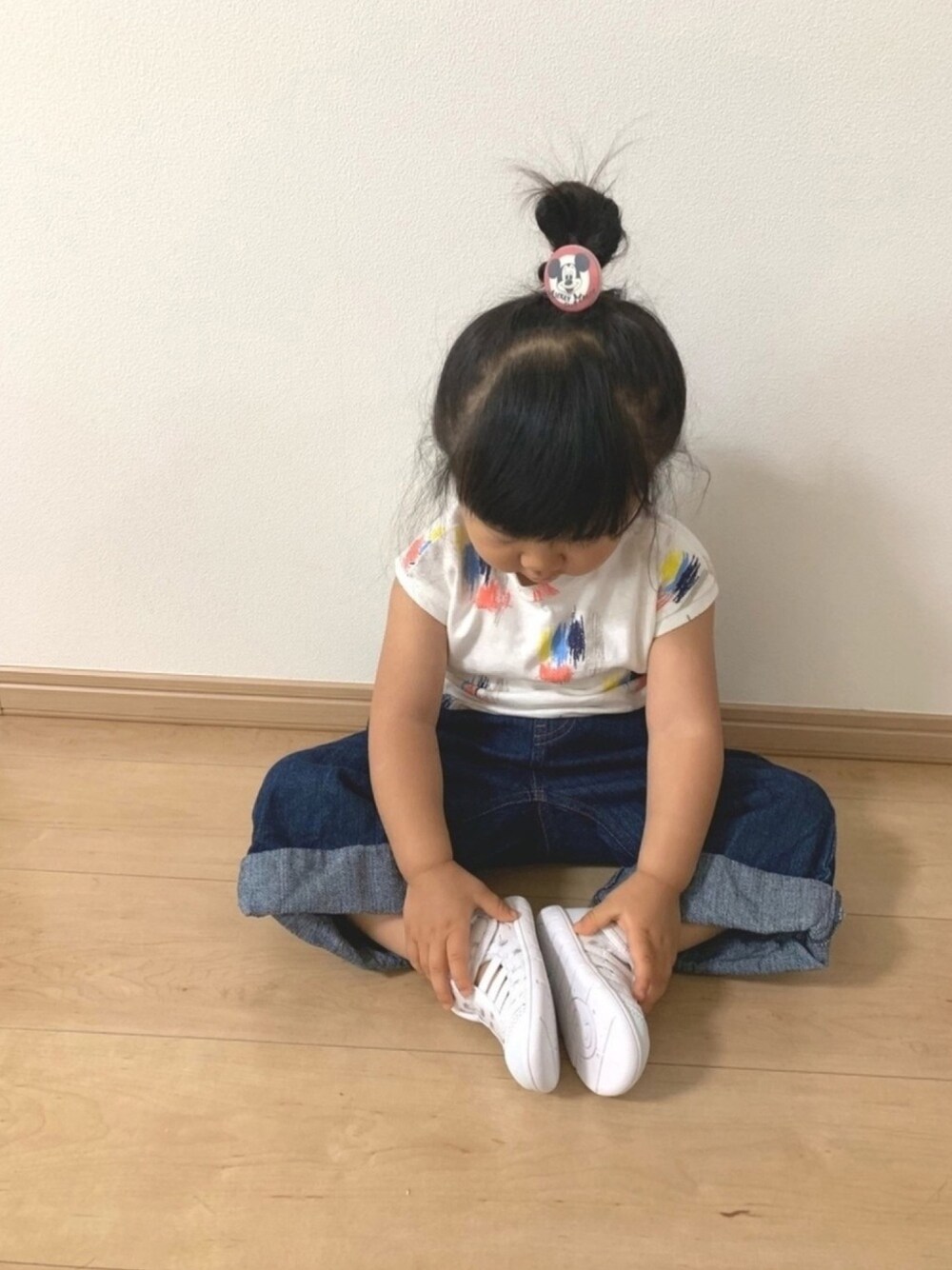 ブルー系のデニムパンツ、ホワイト系のサンダル、ホワイト系のTシャツ/カットソーを着用したキッズの夏コーディネートの1枚目の写真