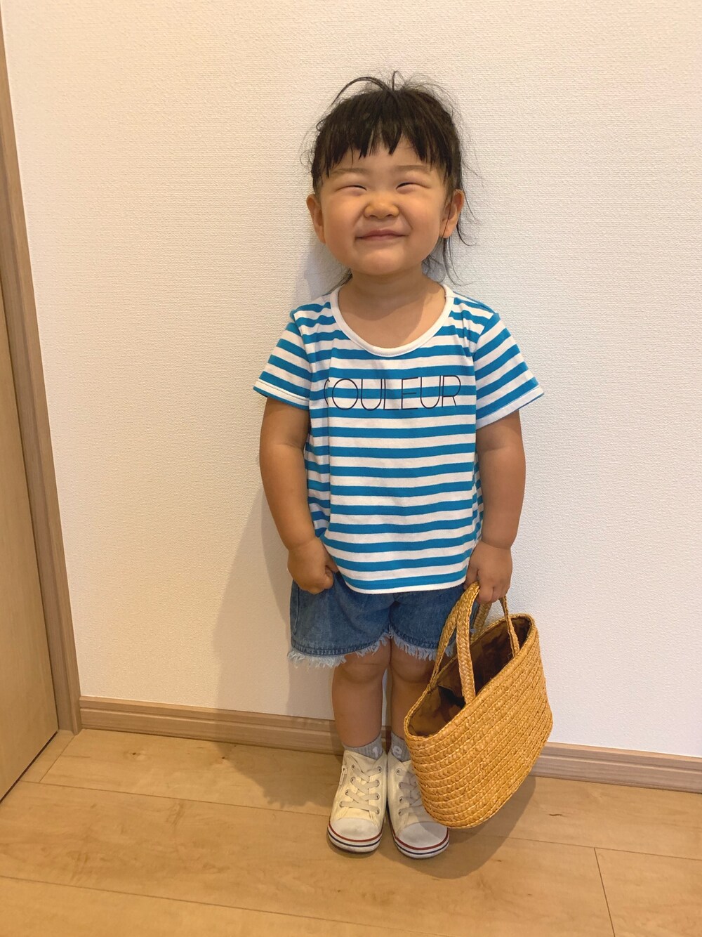 「2歳3ヶ月、comme ca ism、デニムショートパンツ、かごバッグ、コンバース、ポニーテール、夏コーデ、爽やかコーデ」｜「COMME CA ISMのボーダー女児Tシャツ（Tシャツ/カットソー、ブルー系）」を使った、OSO_ITSU*さん（キッズ・74cm）の夏コーディネートの1枚目の写真