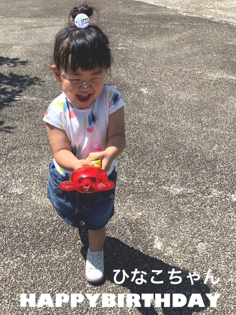 ホワイト系のTシャツ/カットソー、ブルー系のデニムスカート、ホワイト系のスニーカーを着用したキッズの夏コーディネートの1枚目の写真