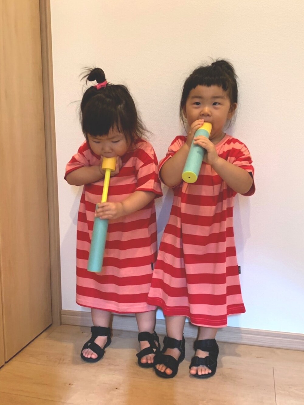 「夏のボーダーフェス、2歳5ヶ月、リンクコーデ、太ボーダー、ボーダーワンピース、ふたごコーデ、おそろいコーデ」｜「Seraphのボーダーワンピース（ワンピース、レッド系）」を使った、OSO_ITSU*さん（キッズ・80cm）の夏コーディネートの1枚目の写真
