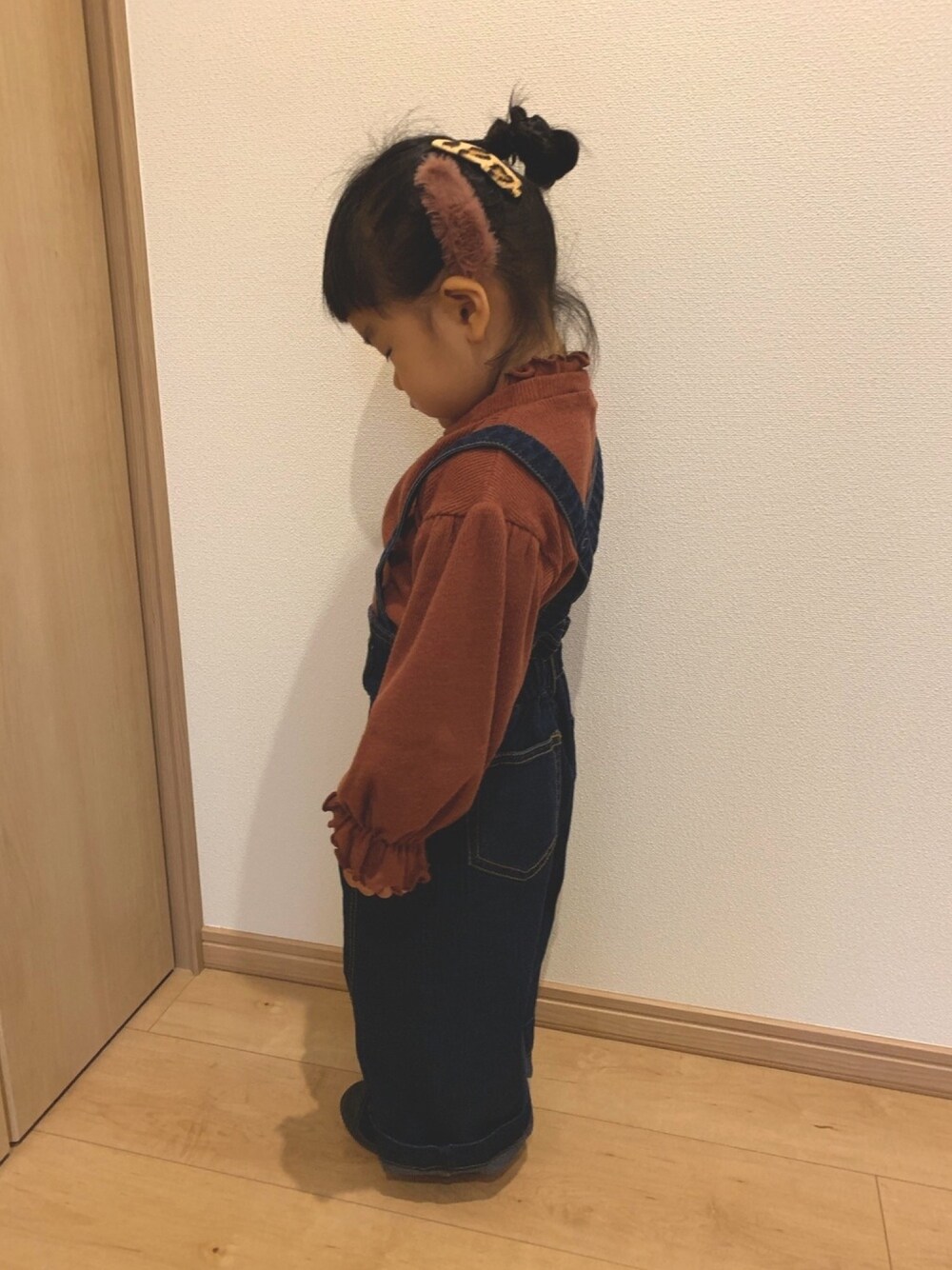 レッド系のスウェット、ブルー系のその他パンツ、その他のヘアピンを着用したキッズの秋コーディネートの1枚目の写真