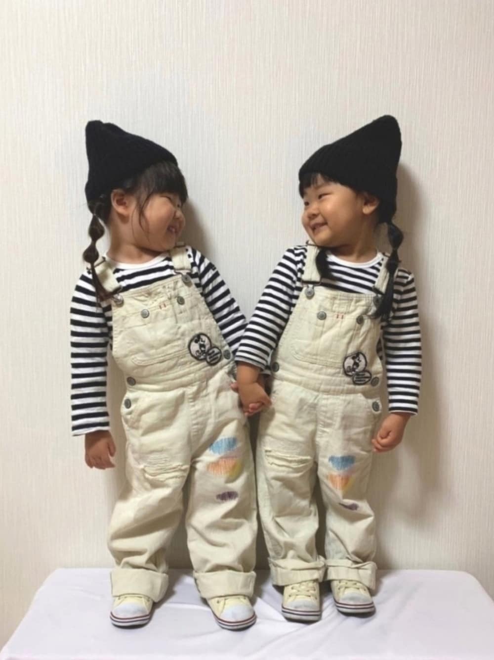 「2歳8ヶ月、オソミー、秋サロペ2019たけのこ派、おそろいコーデ、お揃い、双子コーデ、ふたごコーデ」｜「THE NORTH FACEのTHE NORTH FACE: CAPPUCHO LID ビーニー（ニットキャップ/ビーニー、ブラック系）」を使った、OSO_ITSU*さん（キッズ・80cm）の秋コーディネートの1枚目の写真