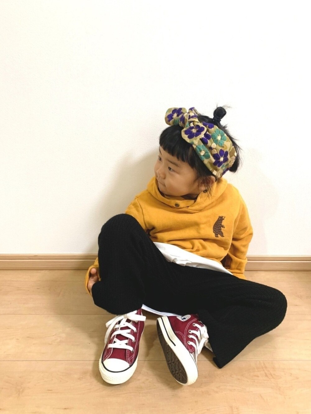 イエロー系のパーカー、ホワイト系のTシャツ/カットソー、ブラック系のその他パンツを着用したキッズの秋コーディネートの1枚目の写真