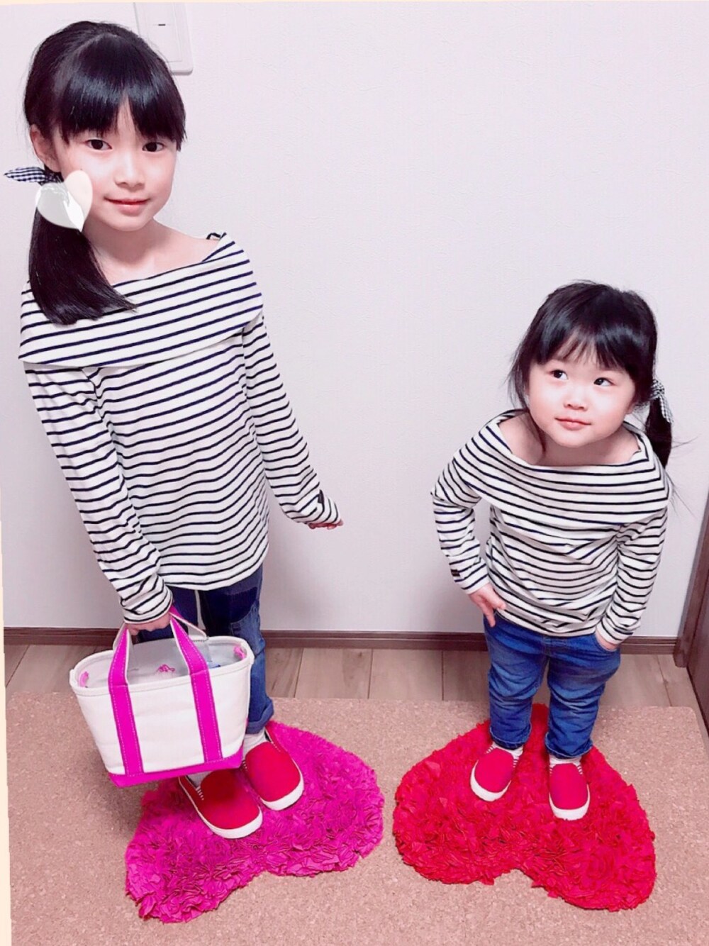 「春コーデ、女の子、プチプラ、姉妹コーデ、リンクコーデ、キッズコーデ、デニム」｜「Birthdayのアイテム（Tシャツ/カットソー、ホワイト系）」を使った、a＊さん（キッズ・100cm）の春コーディネートの1枚目の写真