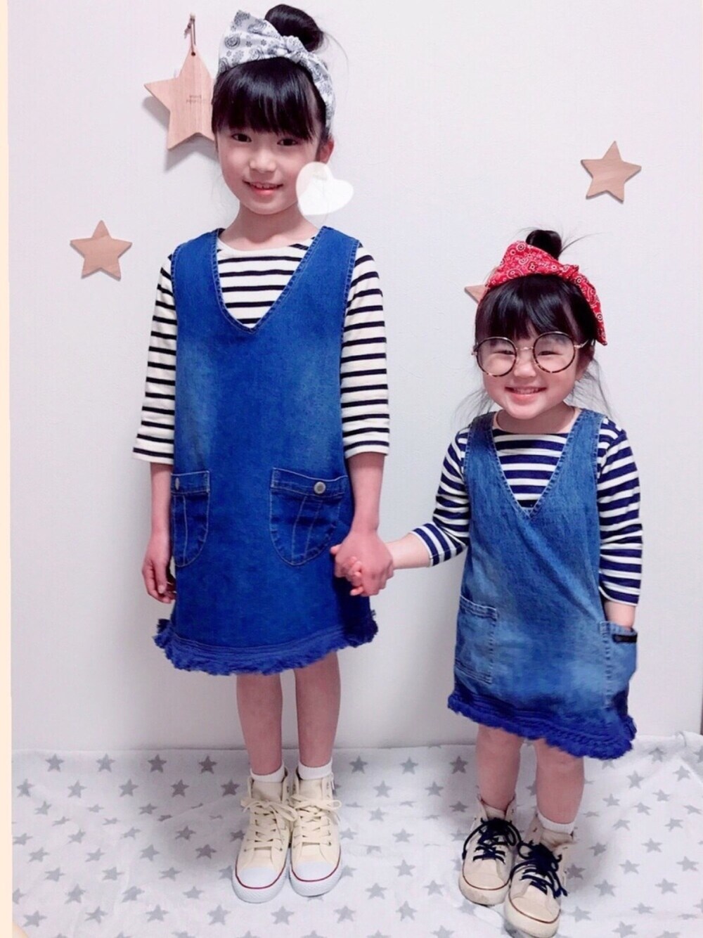 「キッズコーデ、姉妹コーデ、リンクコーデ、おんなのこ、デニム、ボーダー、コンバース、丸メガネ、ヘアバンド、チャンピオン」｜「無印良品のアイテム（Tシャツ/カットソー、ホワイト系）」を使った、a＊さん（キッズ・100cm）の春コーディネートの1枚目の写真