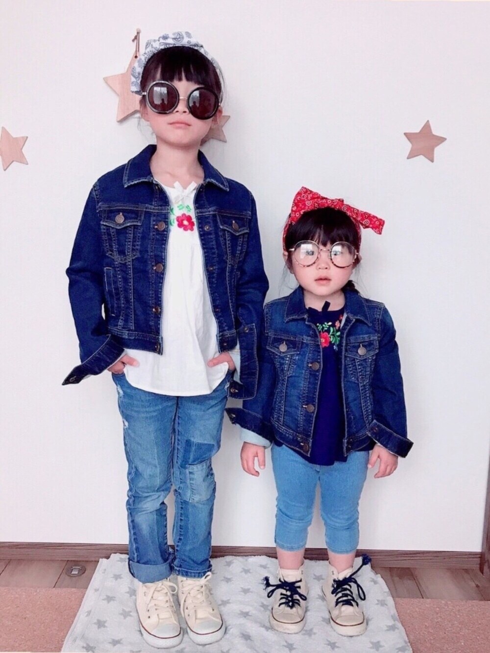 「コンバース、コンバース オールスター、CONVERS ALL STAR 感謝祭、姉妹コーデ、キッズコーデ、デニデニ、CONVERSE ALLSTAR 感謝祭」｜「GAPのアイテム（ジャケット/アウター、ブルー系）」を使った、a＊さん（キッズ・100cm）の春コーディネートの1枚目の写真