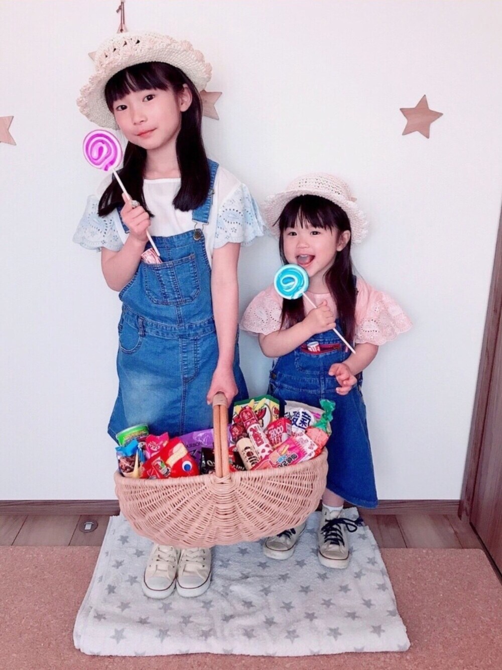 ホワイト系のTシャツ/カットソー、ブルー系のジャンパースカート、ホワイト系のスニーカーを着用したキッズの春コーディネートの1枚目の写真