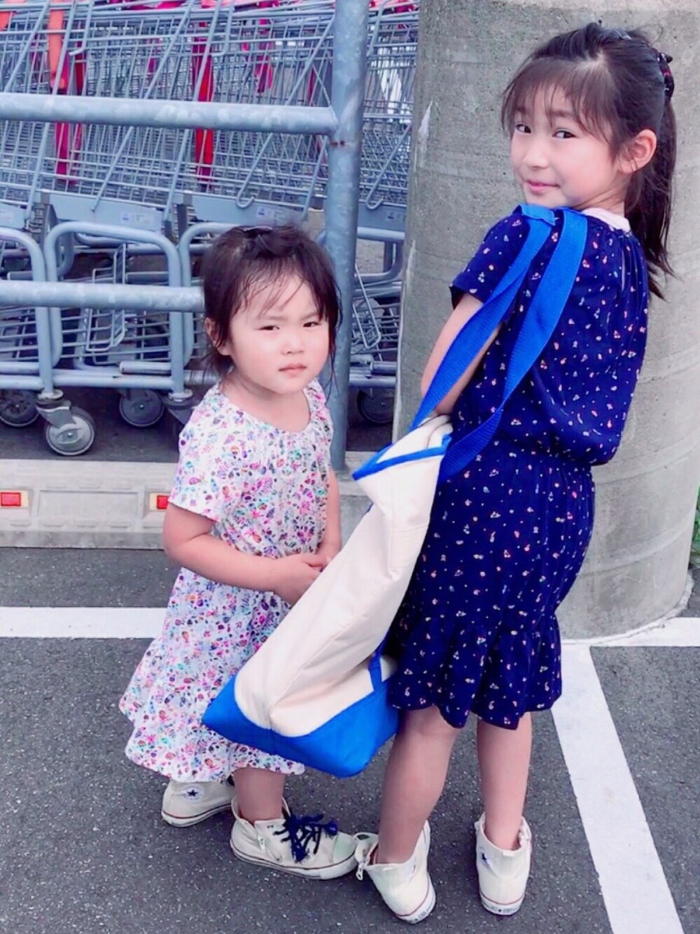 その他のワンピース、ホワイト系のワンピース、ホワイト系のスニーカーを着用したキッズの春コーディネートの1枚目の写真
