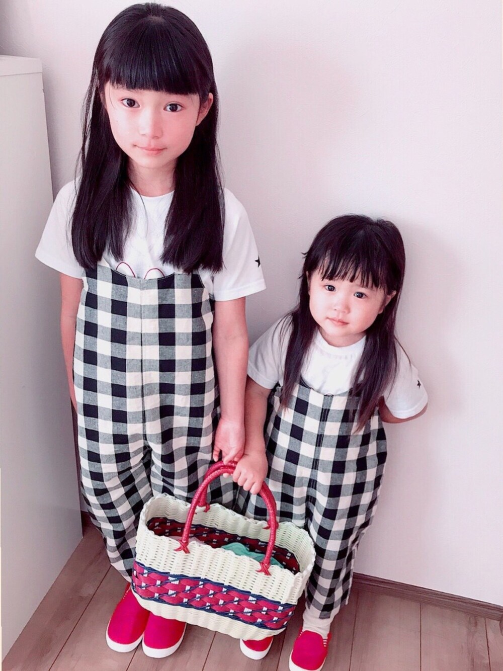 その他のサロペット/オーバーオール、ホワイト系のTシャツ/カットソー、レッド系のスリッポンを着用したキッズの夏コーディネートの1枚目の写真