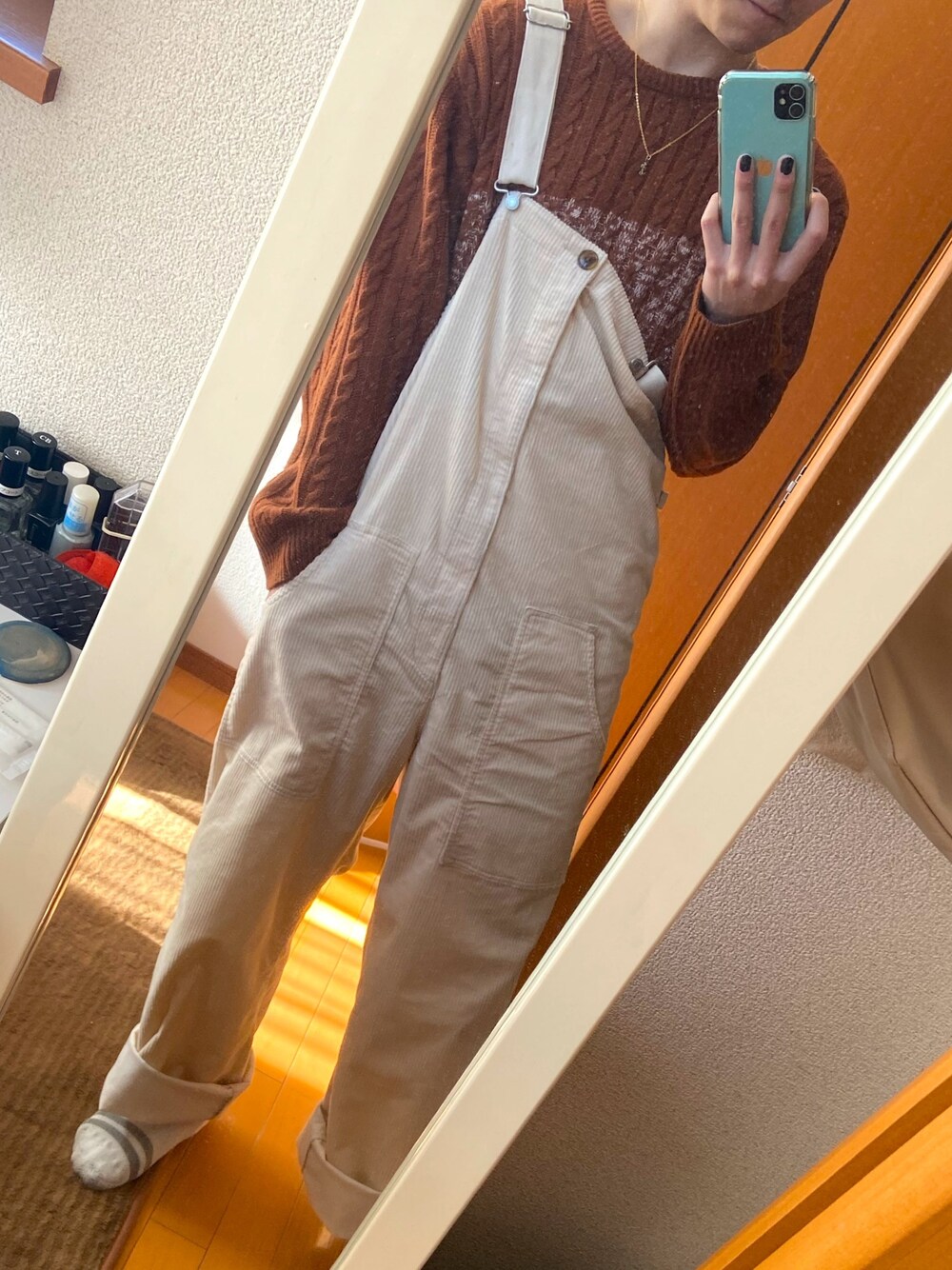 「おしゃれさんと繋がりたい、オーバーオール、コーデュロイ」｜「WEGOのアイテム（ニット/セーター、ブラウン系）」を使った、ゆうさん（メンズ・168cm）の冬コーディネートの1枚目の写真