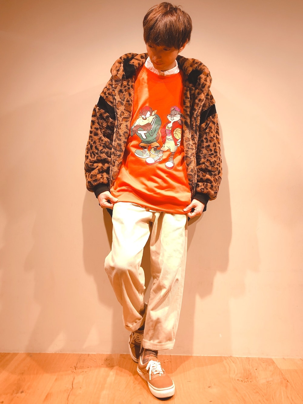 「年末WEAR感謝祭、冬のコーデ、ライトオン、Right-on、ストリートMIX、オレンジ、コーデュロイ、レオパード、VISIONSTREETWEAR、ルーニー・テューンズ」｜「Right-onのアイテム（スウェット、オレンジ系）」を使った、だいちゃんさん（メンズ・173cm）の冬コーディネートの1枚目の写真