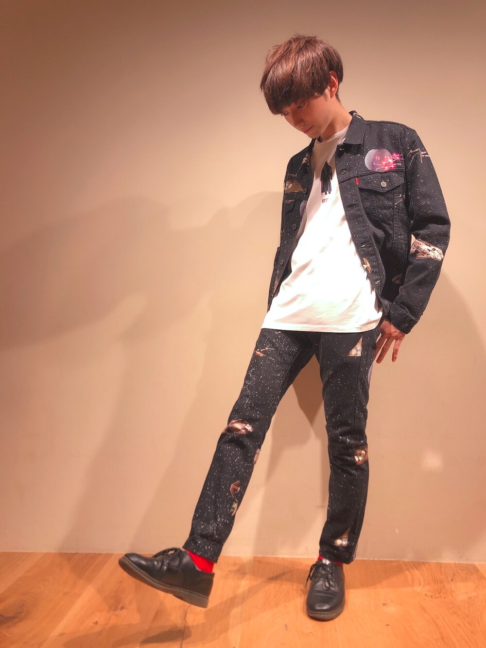 「スターウォーズ、STAR WARS、Right-on、ライトオン、リーバイス、Levi's、黒スキニー、黒コーデ、ドクターマーチン、冬コーデ」｜「Levi'sのアイテム（Tシャツ/カットソー、ホワイト系）」を使った、だいちゃんさん（メンズ・173cm）の冬コーディネートの1枚目の写真