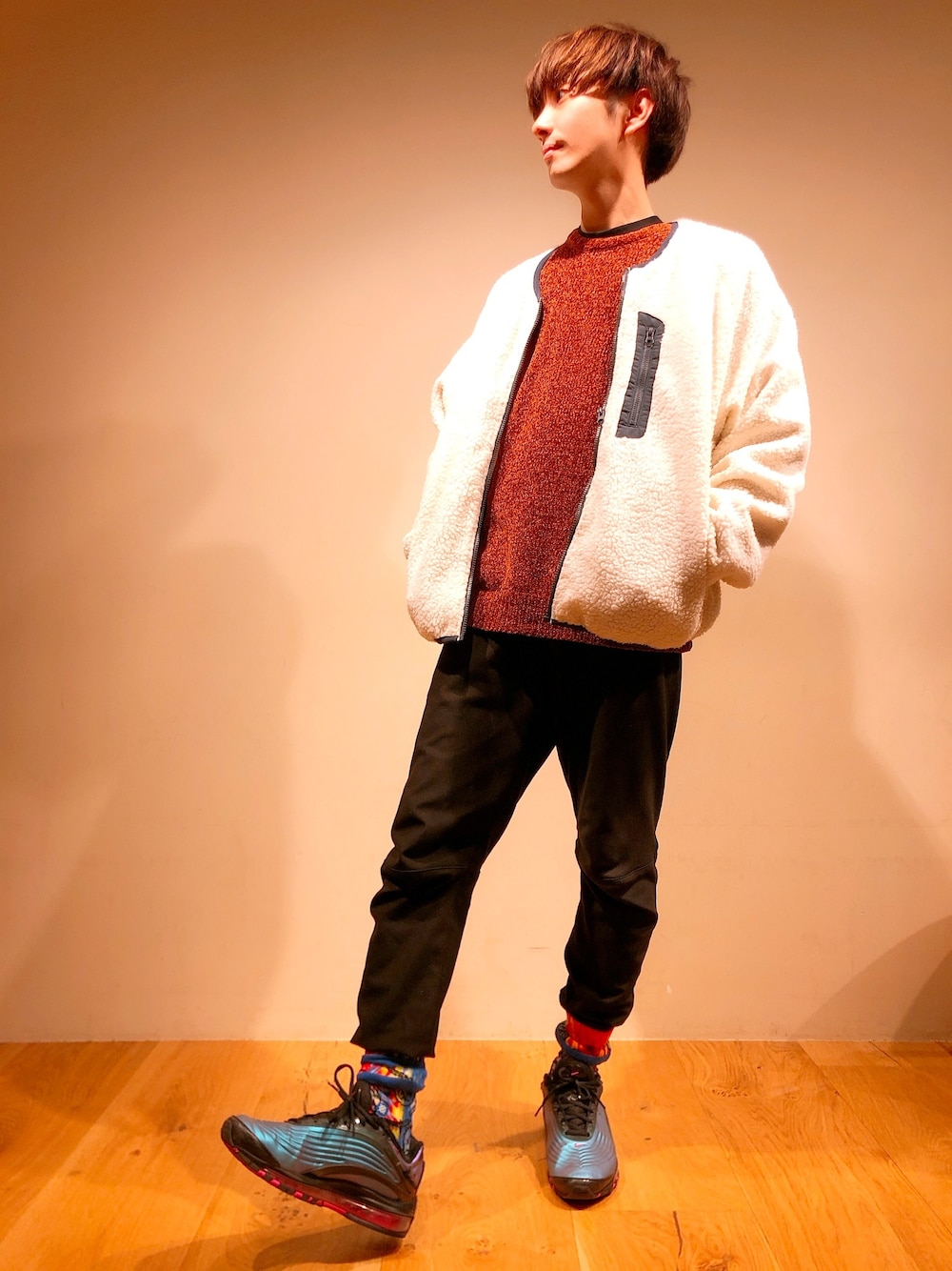 「秋冬コーデ、大人コーデ、ライトオン、Right-on、NIKE、stance socks、ハズし、ブラック、ボアブルゾン、スキニー」｜「Right-onのアイテム（ブルゾン、ホワイト系）」を使った、だいちゃんさん（メンズ・173cm）の冬コーディネートの1枚目の写真