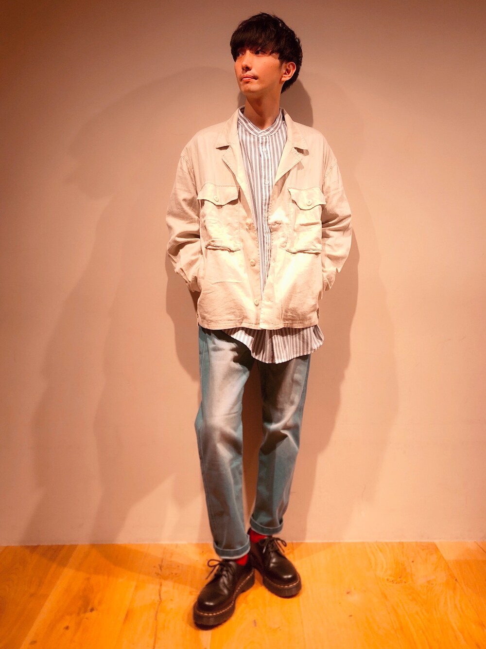 「春コーデ、オトナカジュアル、デニム、ライトオン、Right-on、ミリタリージャケット、ノーカラーシャツ、バンドカラーシャツ、きれいめカジュアル、CAMP7」｜「Right-onのアイテム（ミリタリージャケット、ベージュ系）」を使った、だいちゃんさん（メンズ・173cm）の冬コーディネートの1枚目の写真