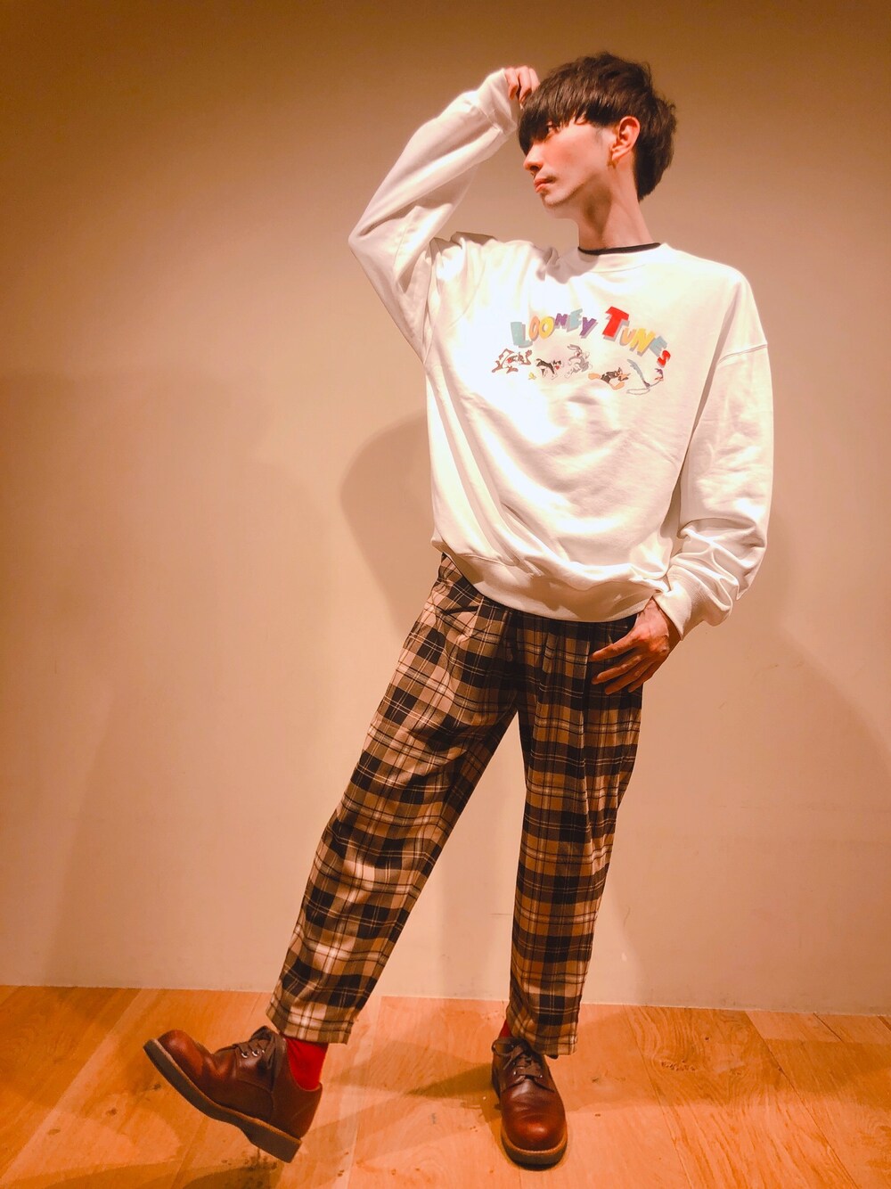 「ライトオン、Right-on、ルーニー・テューンズ、スウェット、トレーナー、シェフパンツ、チェックパンツ、ブーツ、カジュアル、春」｜「Right-onのアイテム（スウェット、ホワイト系）」を使った、だいちゃんさん（メンズ・173cm）の冬コーディネートの1枚目の写真