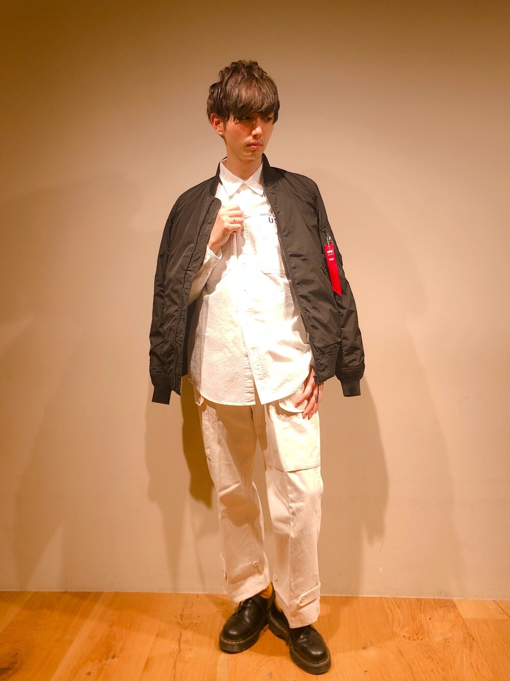 「ライトオン、Right-on、alpha、ミリタリー、春コーデ、カジュアル、ホワイトパンツ、MA-1」｜「ALPHAの【ALPHA】ライトMA-1（MA-1、ブラック系）」を使った、だいちゃんさん（メンズ・173cm）の春コーディネートの1枚目の写真