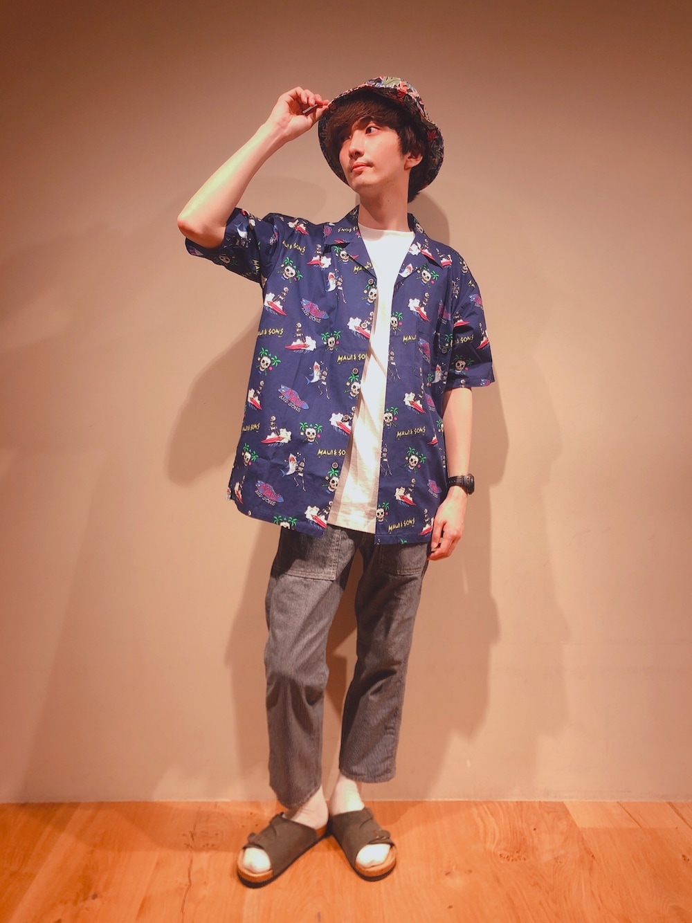「ライトオン、Right-on、夏コーデ、バケットハット、サンダル、休日コーデ、ストライプ、白Tシャツ、春夏コーデ、カジュアルコーデ」｜「MAUI and SonsのMAUI&Sons/マウイアンドサンズ  OPEN COLLAR SHIRT SHARK ATTACK PT オープンカラー総柄半袖シャツ（シャツ/ブラウス、ブルー系）」を使った、だいちゃんさん（メンズ・173cm）の春コーディネートの1枚目の写真