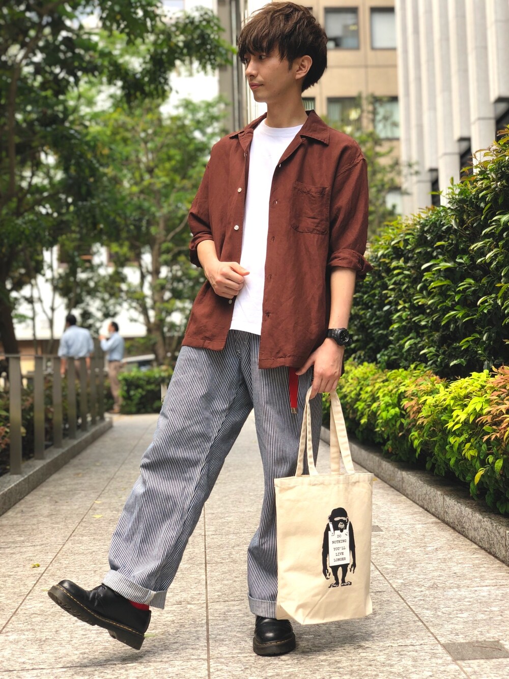 「ライトオン、Right-on、開襟シャツ、シャツスタイル、ブラウン、LEE、ペインターパンツ、ストライプ、トートバッグ、大学生」｜「Right-onのアイテム（シャツ/ブラウス、ブラウン系）」を使った、だいちゃんさん（メンズ・173cm）の春コーディネートの1枚目の写真